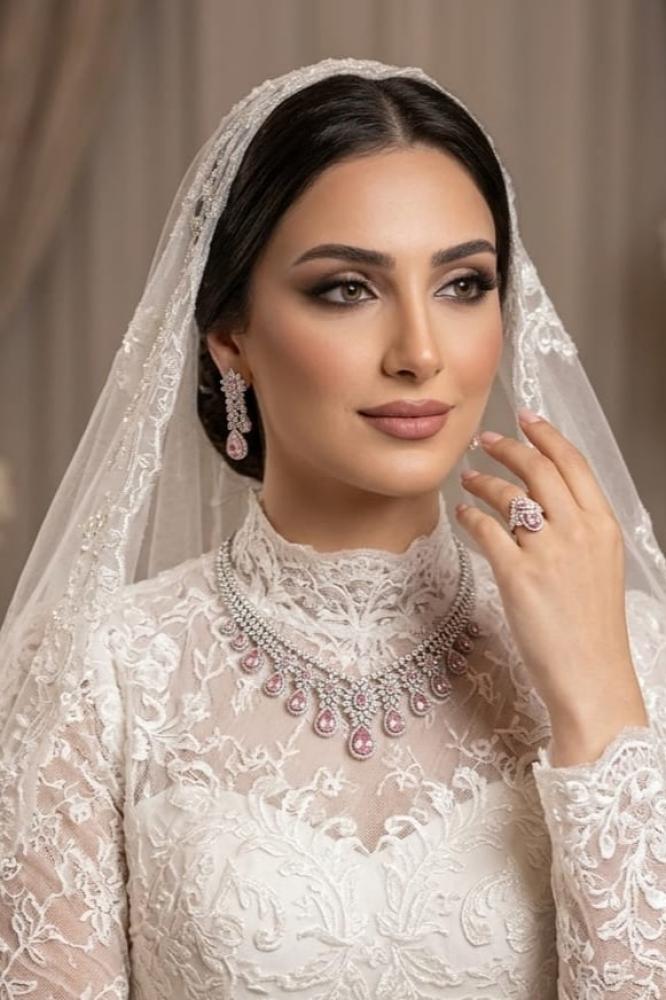 طقم سهرة ملكي مرصع ببريق الألماس