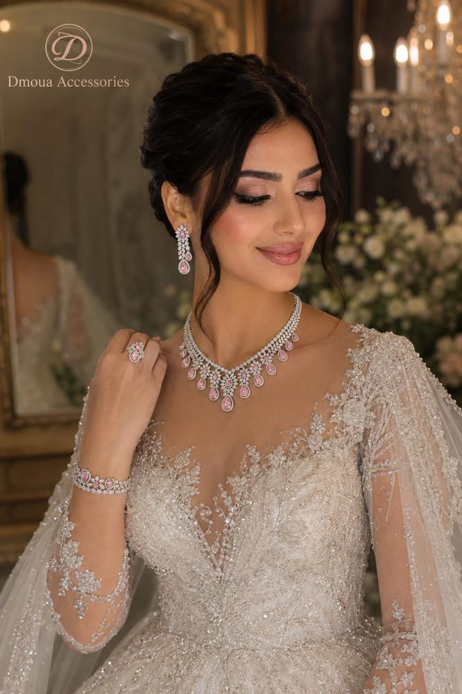 طقم سهرة ملكي مرصع ببريق الألماس