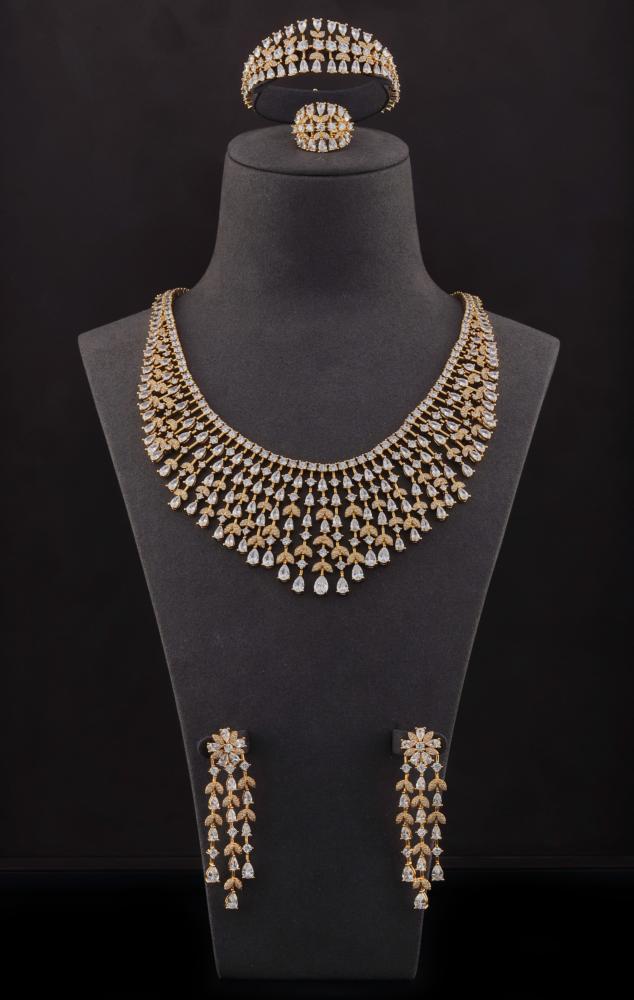 A luxurious accessory set encrusted with zircon