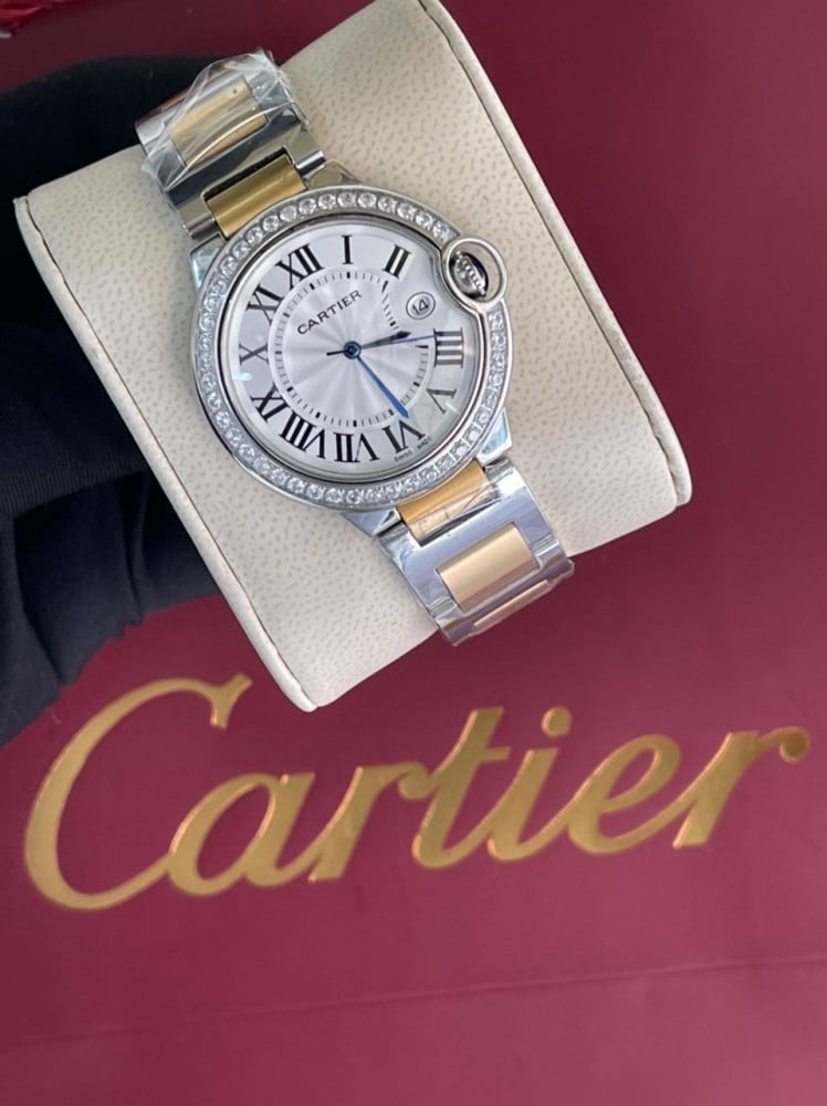 Cartier women's watch first class price 370 riyals with an elegant box