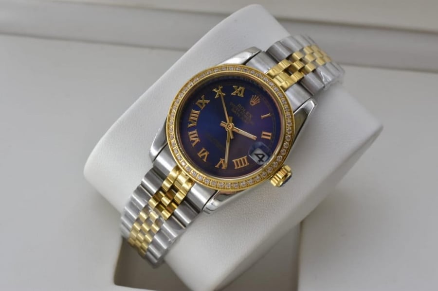 Women's Rolex watch, first class, battery, price 230, with an elegant box