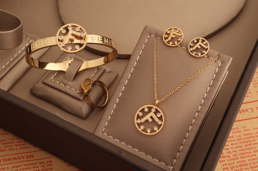 Women's accessory set