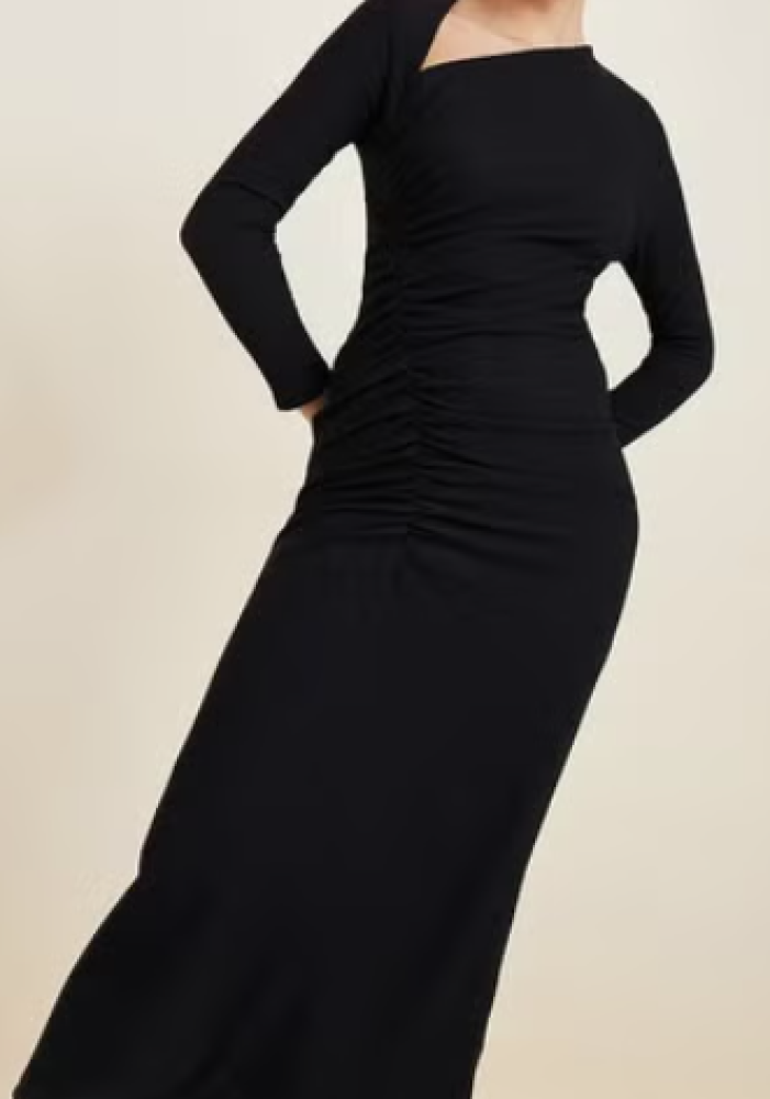 فستان ماكسي محبوك بياقة غير متماثلة وتفاصيل مجمعة من ستايلي size-S