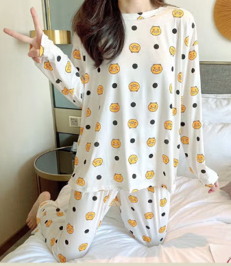 طَقم بيجاما مكون من بلوزة مزودة بأكمام طويلة وبنطال أبيض size-L