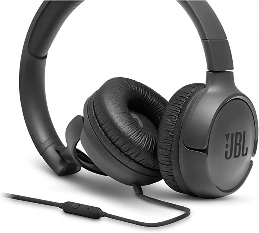 سماعات رأس JBL TUNE 500 سوداء اللون، توضع على الأذن