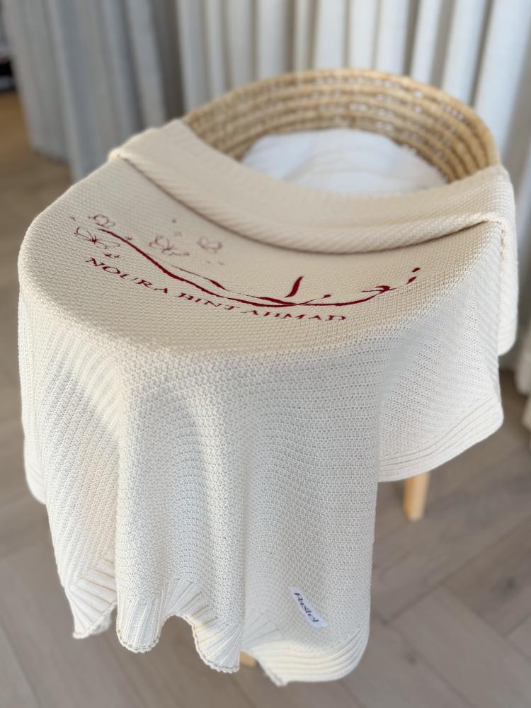 بطانية مع تطريز الاسم وشكل