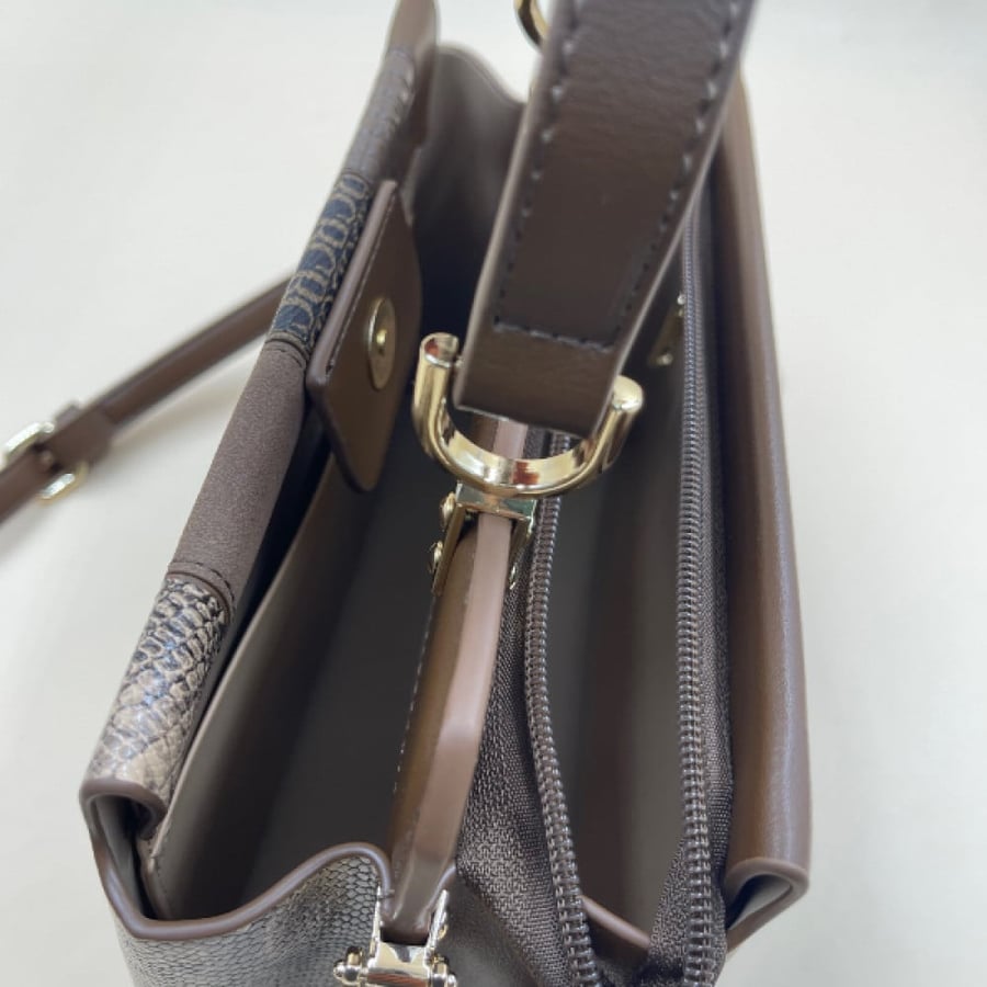 Crispella handbag comes with a wallet