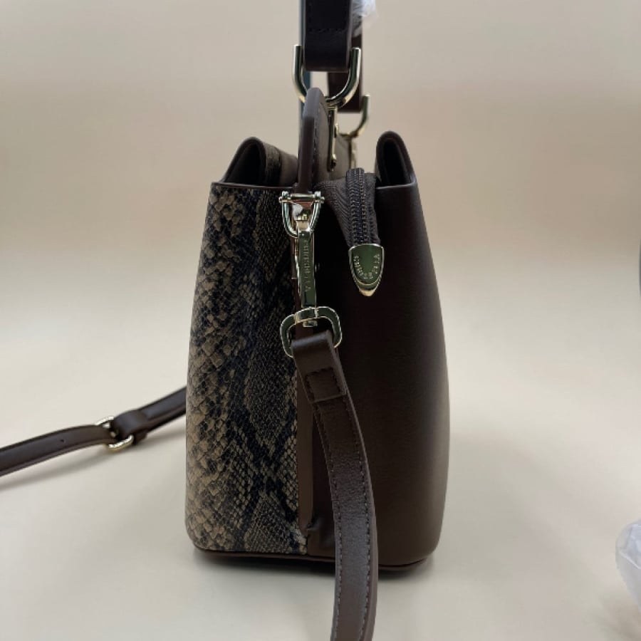 Crispella handbag comes with a wallet