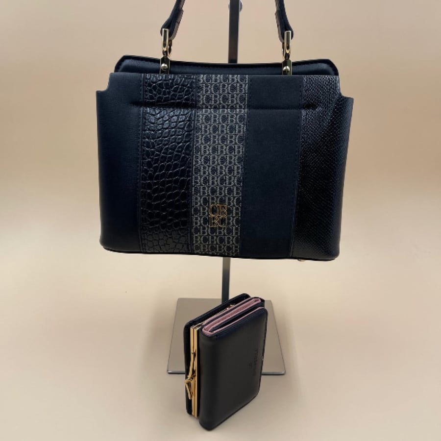 Crispella handbag comes with a wallet