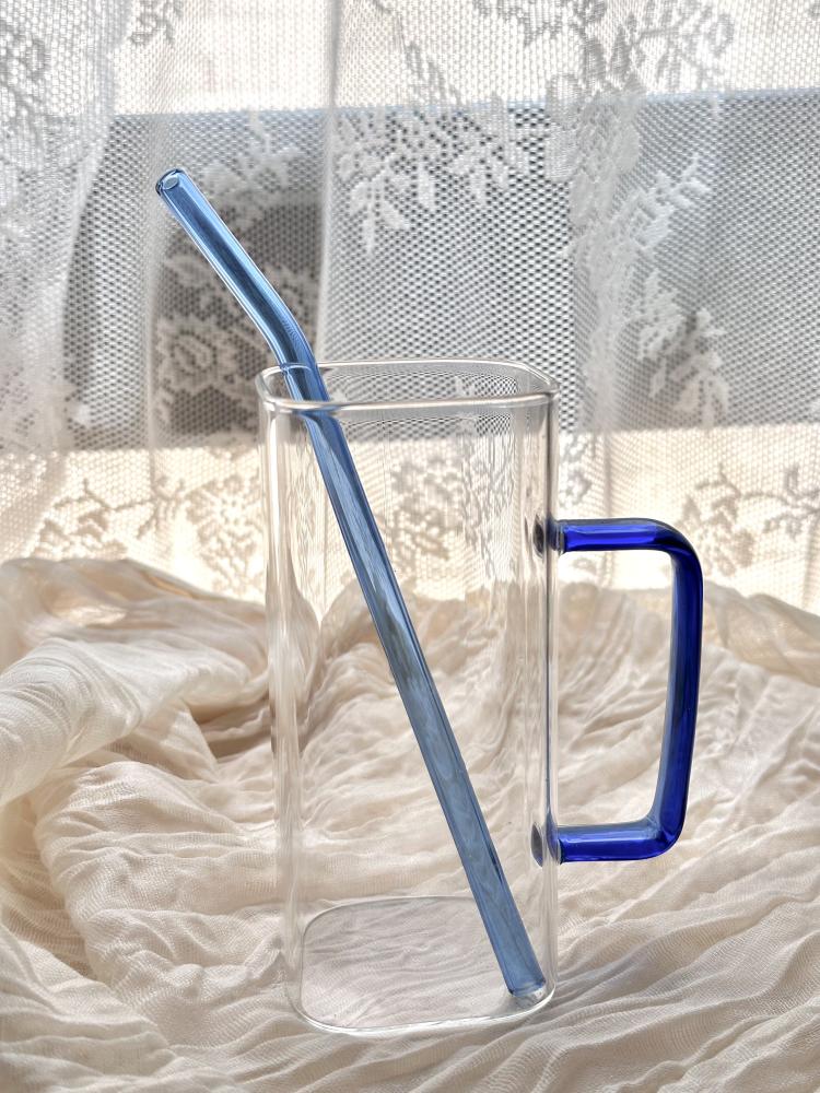 كوب بمصاص أزرق