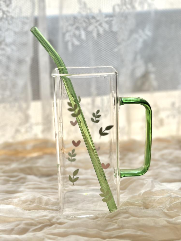 كوب بمصاص أخضر قلوب