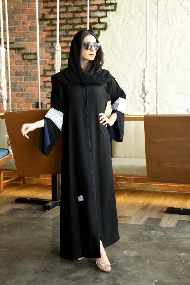 عباية كريب بلون كحلي من الاكمام