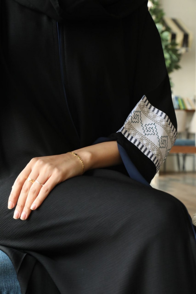 عباية كريب بلون كحلي من الاكمام