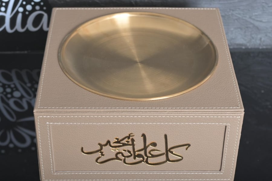 تبسي ملبس جلد بيج  مع صحن استيل 30*30ارتفاع12  مع اختيار العبارة