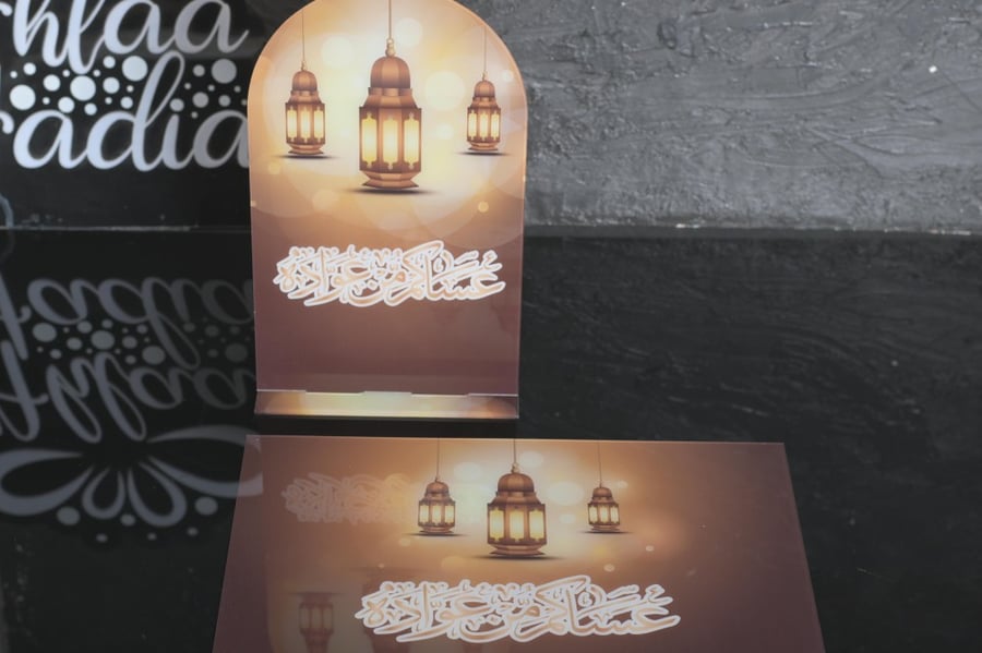 استاند اكريلك بي عبارة عاكم من عوادة