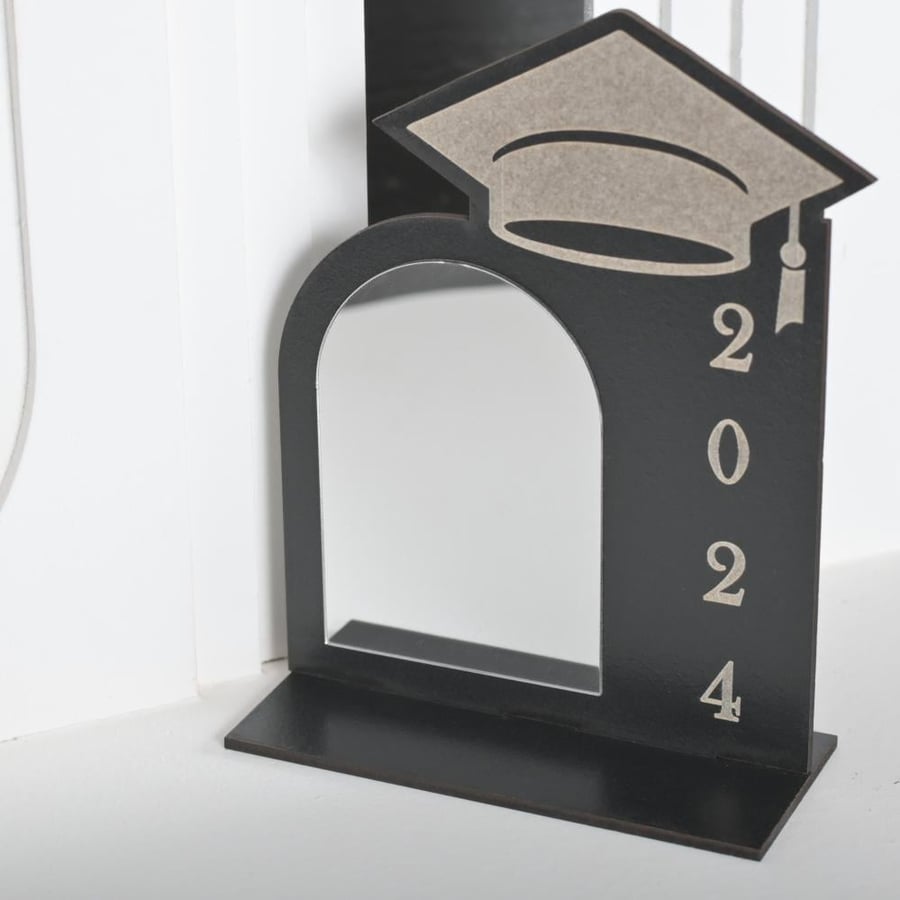 مجموعه (12) مريات استاند2026 بي قباعه تخرج مقاس 16*10سم