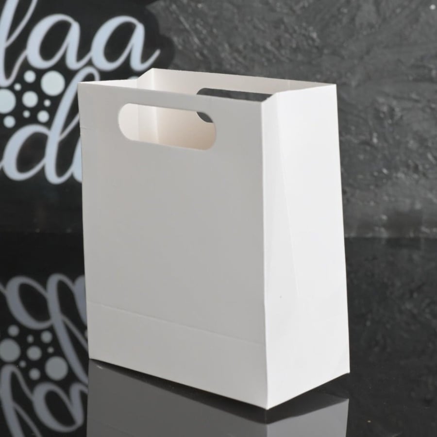 A set of (12) bags with an elegant reinforced handle, 15*10*6 cm