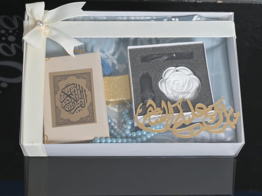 مجموعة  سجاد مع مصحف وسبحة وفواحة عطرية مع عبارة مبارك عليكم الشهر