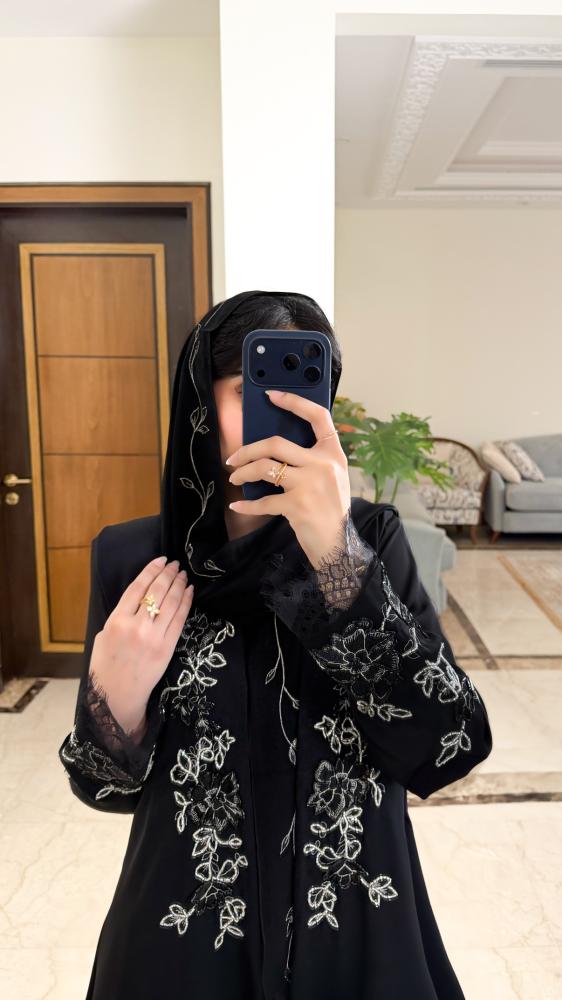 عباية من الكريب الملكي بالاضافة الى التطريز والشك اليدوي بقصة الكلوش تشمل طرحه مطرزه