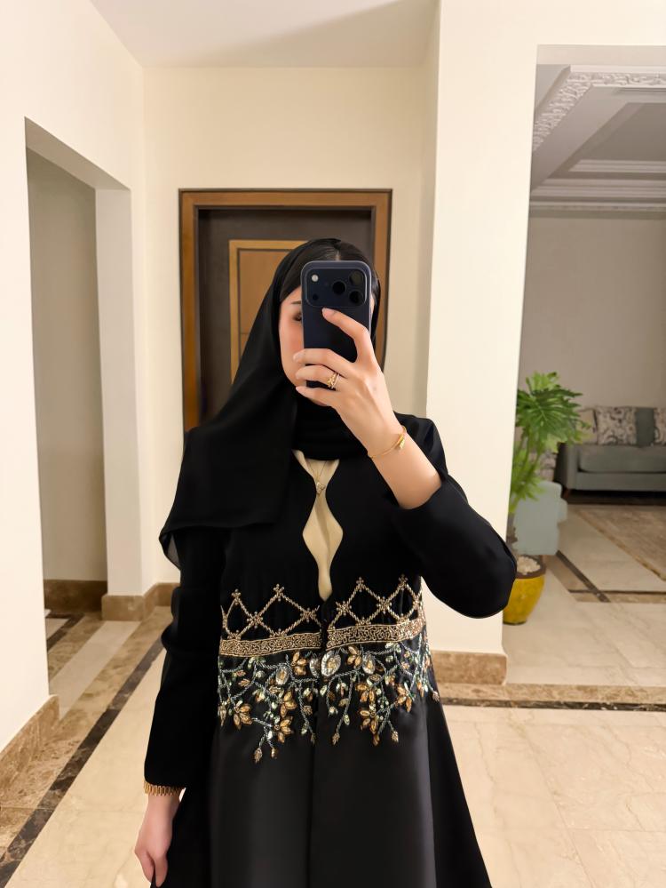 عباية من الكريب والتفته الفاخرة بالاضافة الى الشك اليدوي الفاخر مع كريستال سواروفسكي