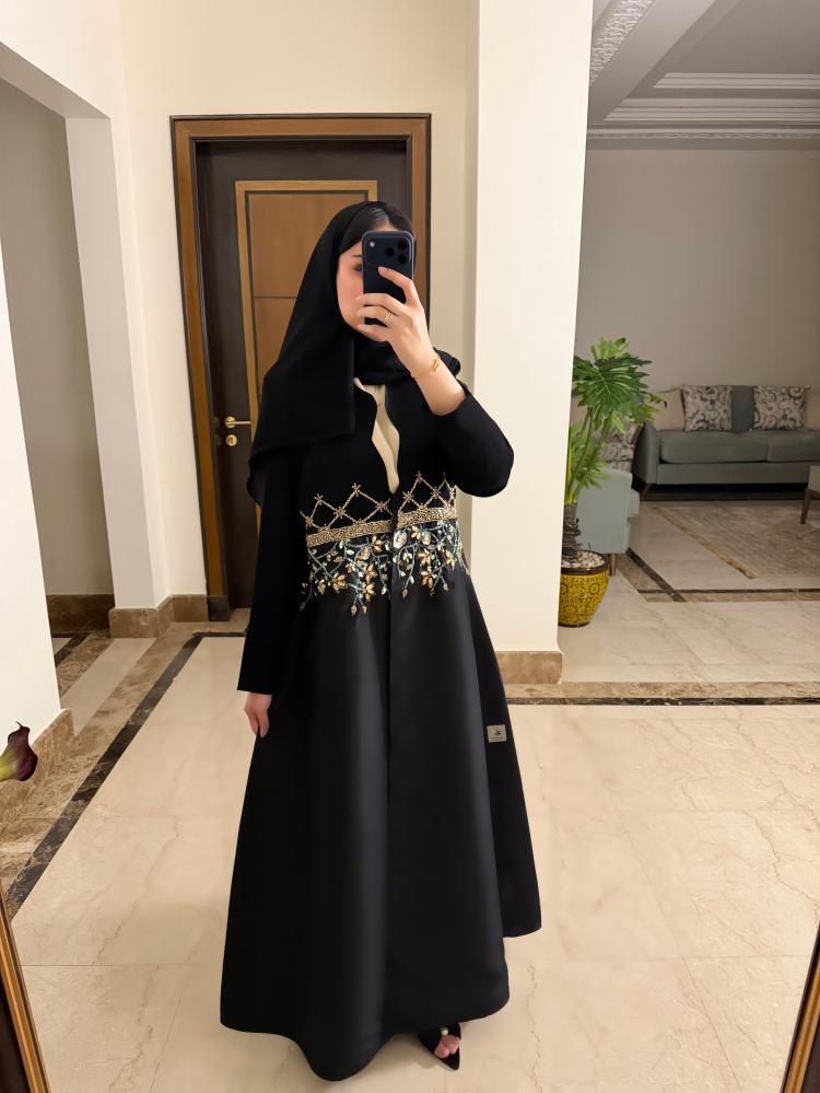عباية من الكريب والتفته الفاخرة بالاضافة الى الشك اليدوي الفاخر مع كريستال سواروفسكي