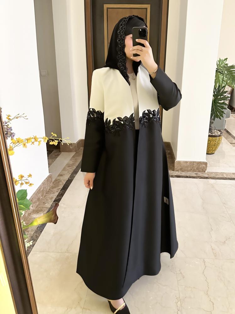 عبايه من التفته والكريب الفاخر بالاضافة الشك اليدوي للعبايه والطرحه