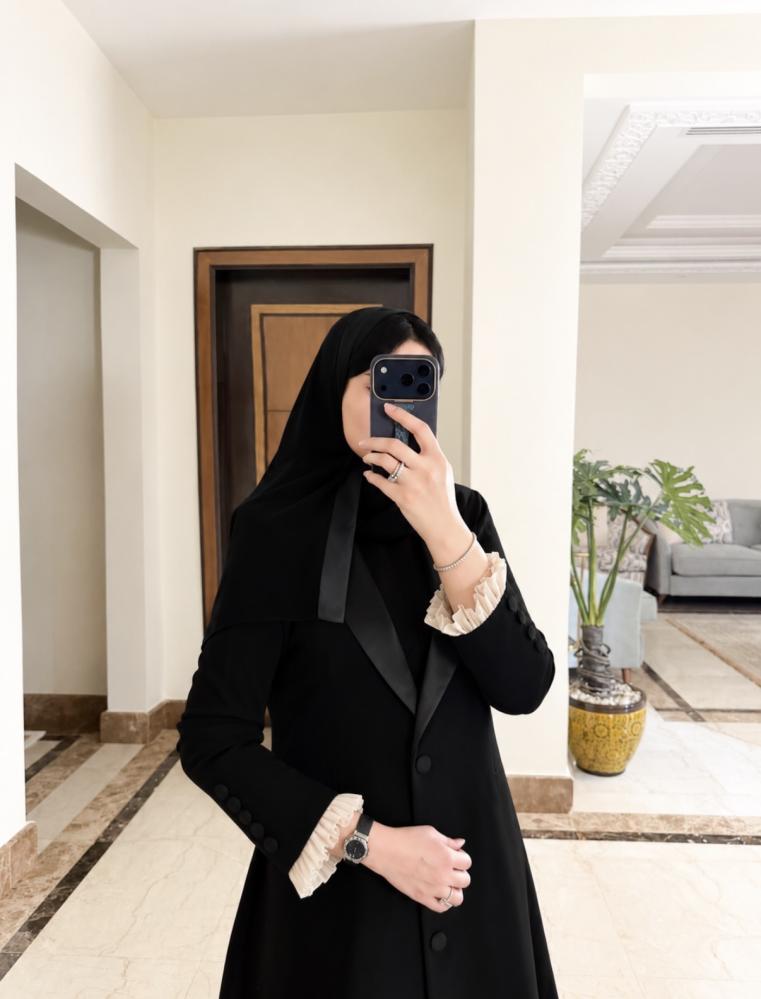 بليزر اسود بتفاصيل ناعمه للاكمام بخامة الكريب