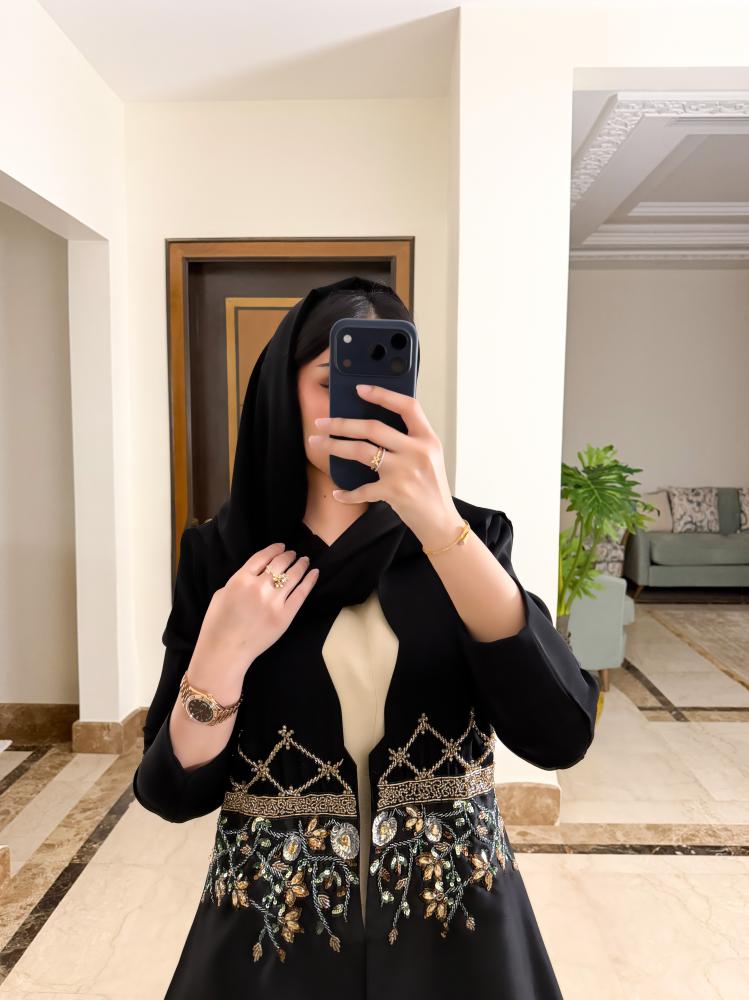 عباية من الكريب والتفته الفاخرة بالاضافة الى الشك اليدوي الفاخر مع كريستال سواروفسكي