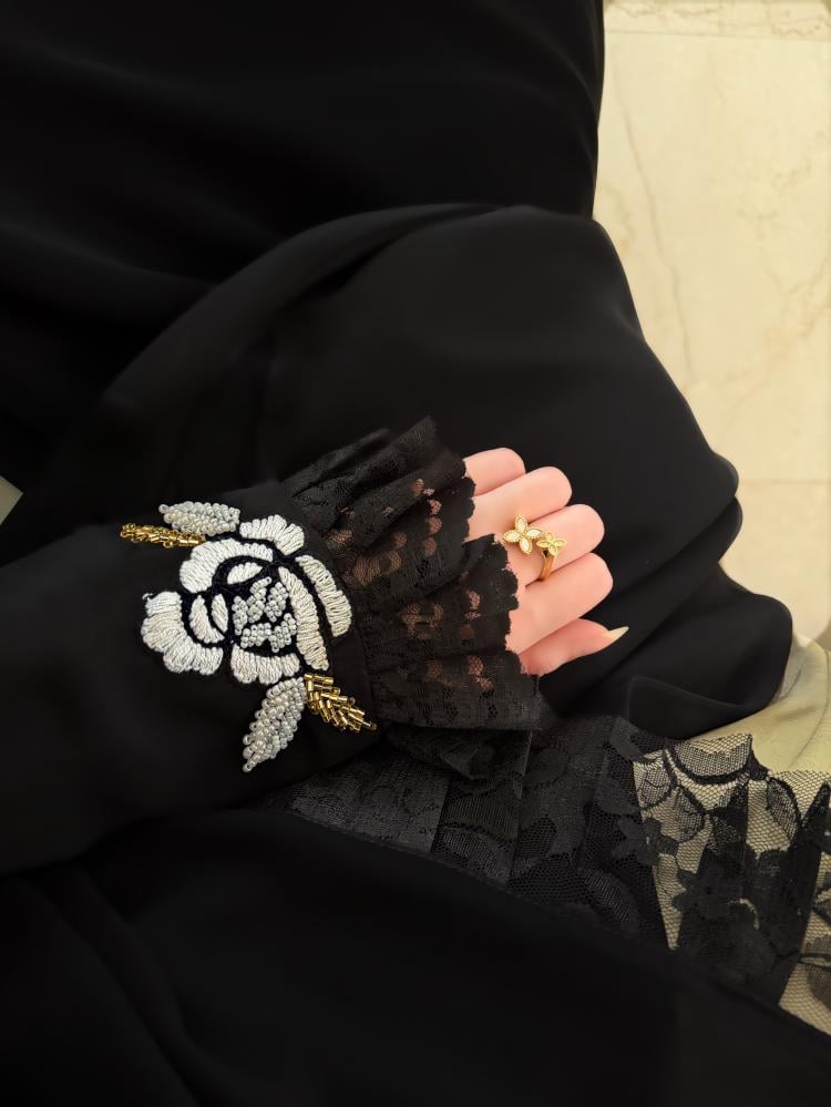 عباية من الكريب الملكي بتصميم بليزر بالاضافة الى التطريز والشك اليدوي والدانتيل الفاخر تشمل طرحة بطرف دانتيل