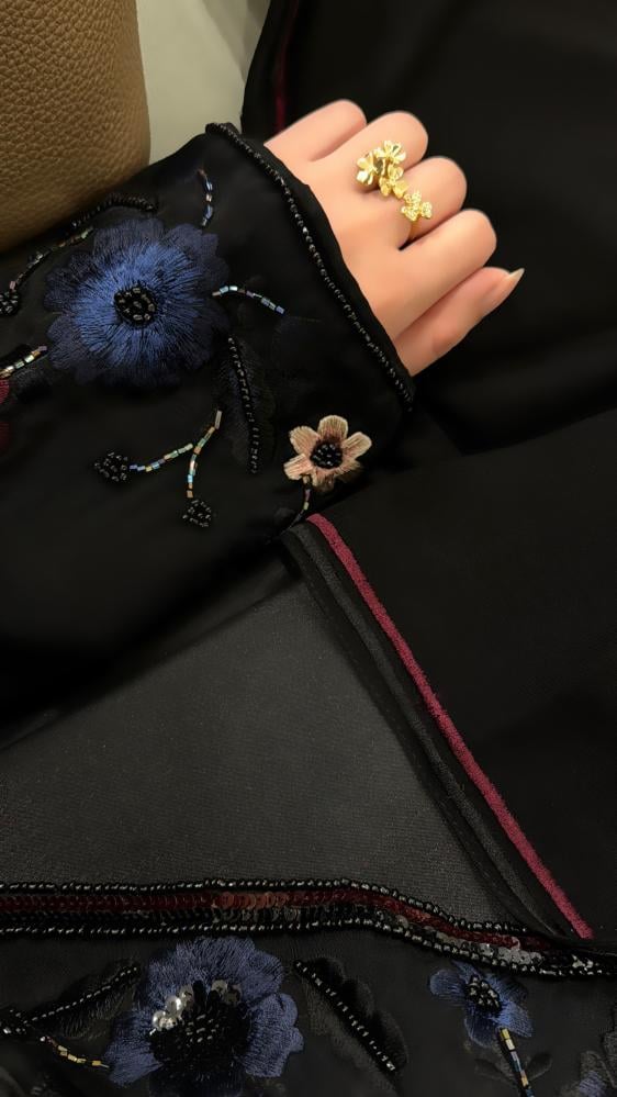 عباية من الكريب والتفته الفاخرة بالاضافة إلى التطريز والشك اليدوي