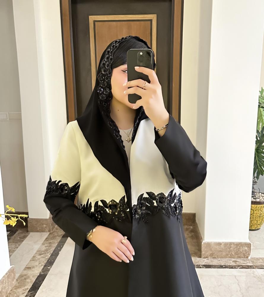 عبايه من التفته والكريب الفاخر بالاضافة الشك اليدوي للعبايه والطرحه