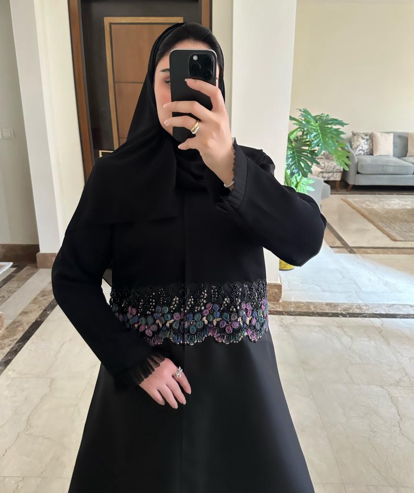 عبايه من التفته والكريب الفاخر بالاضافة الى الشك اليدوي