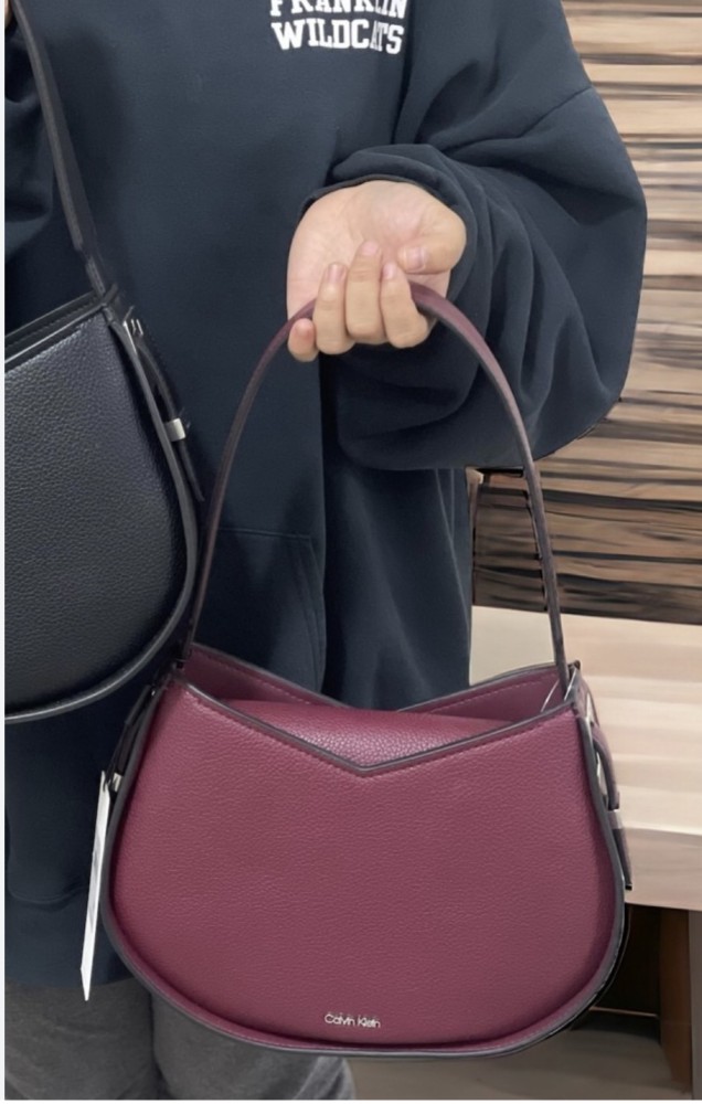 حقيبة من كالفن كلاين
