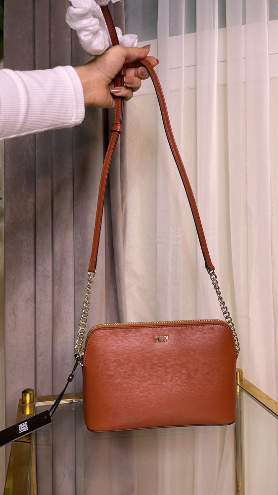 شنطه جملي من دكني DKNY