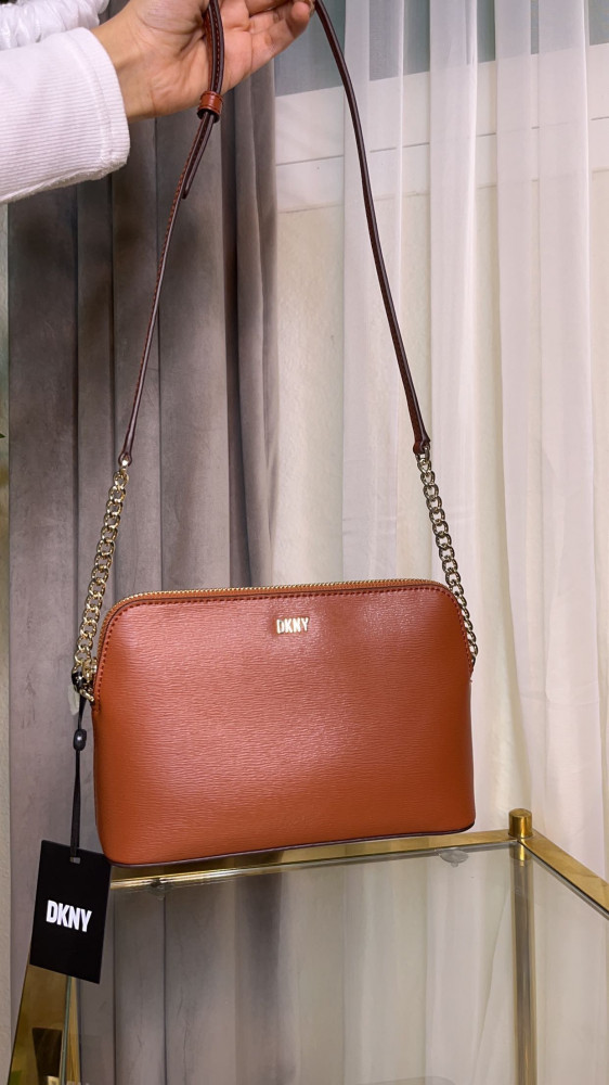 شنطه جملي من دكني DKNY
