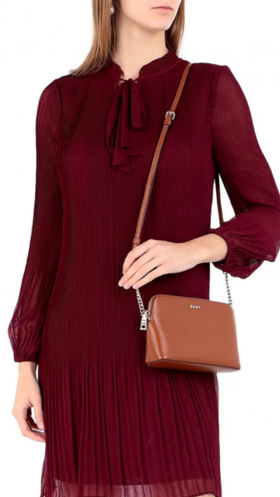 شنطه جملي من دكني DKNY