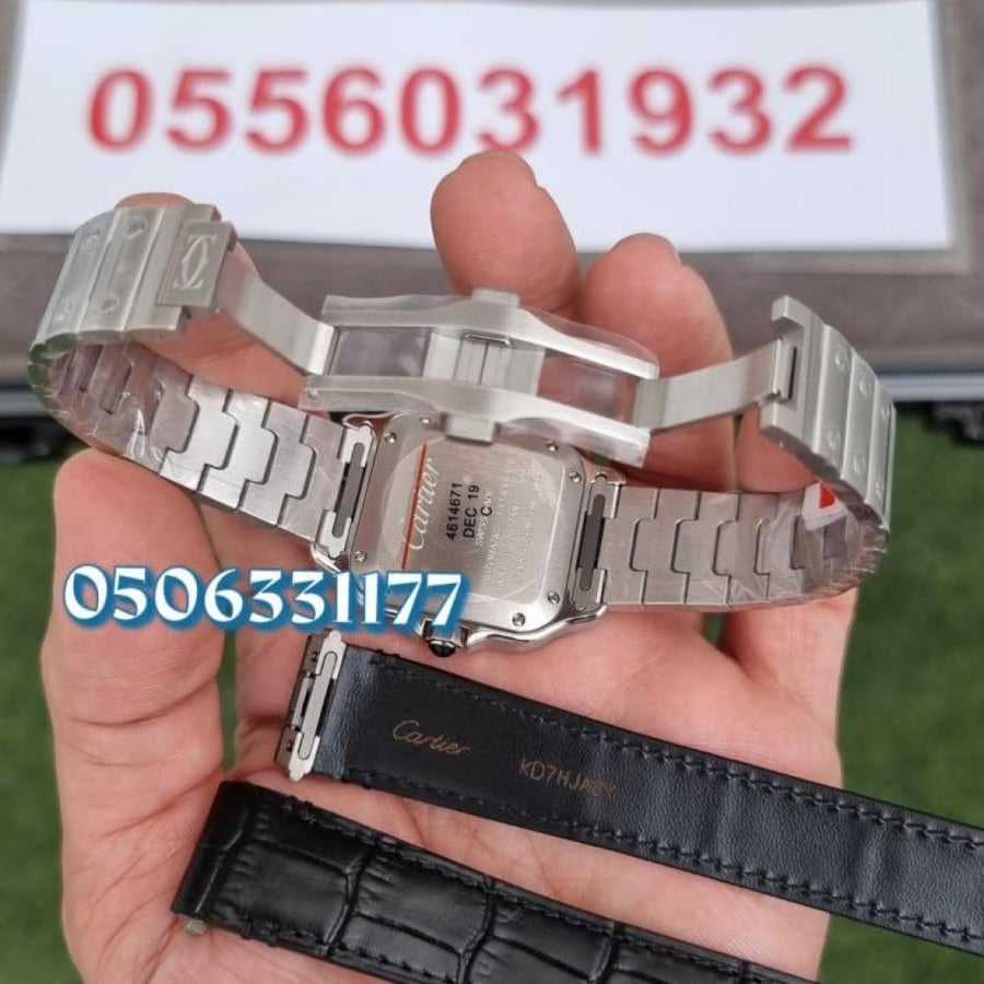 ساعة سانتوس دو كارتييه بمينا أزرق وتصميم مربع فاخر