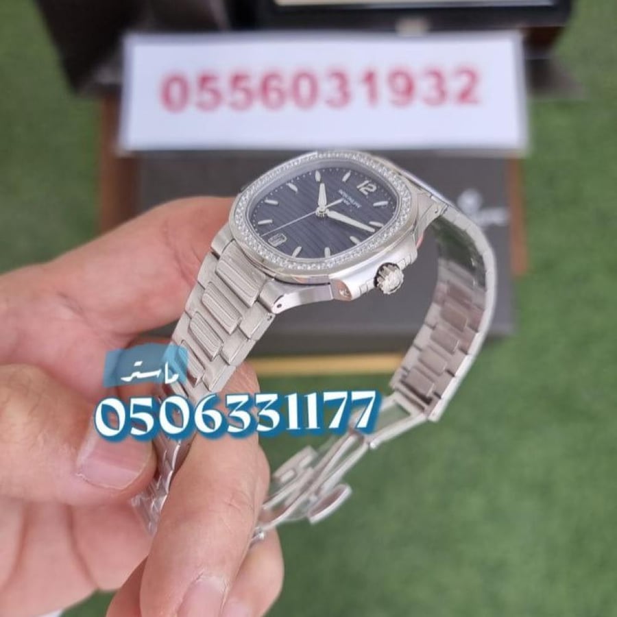 ميناء أزرق لساعة باتيك فيليب نوتيلوس ماستر مع عقارب مضيئة