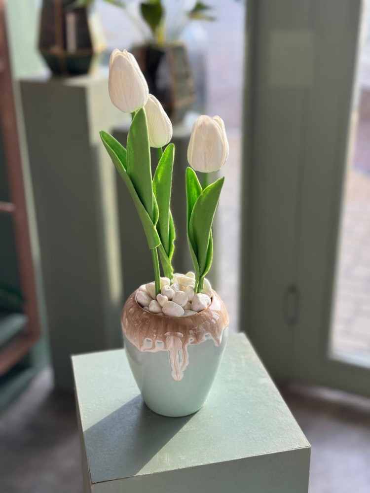 Glass vase with artificial roses (10)