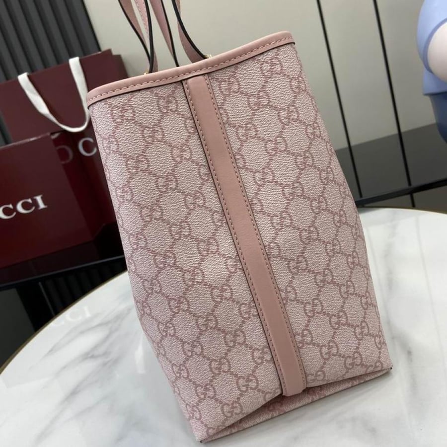 شنطة توت جوتشي متوسطة G G Emblem Medium Tote