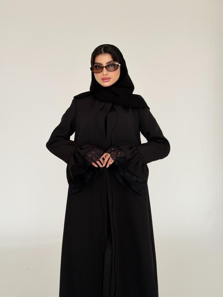 بليزر اسود باكمام انثويه و اطراف دانتيل