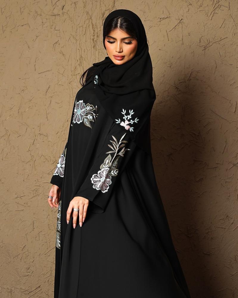 عبايه كريب ناعم مطرزه شامل فستان و طرحه بنفس التطريز