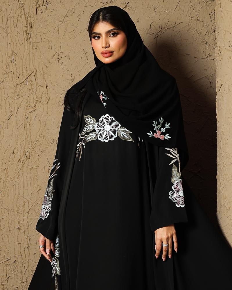 عبايه كريب ناعم مطرزه شامل فستان و طرحه بنفس التطريز