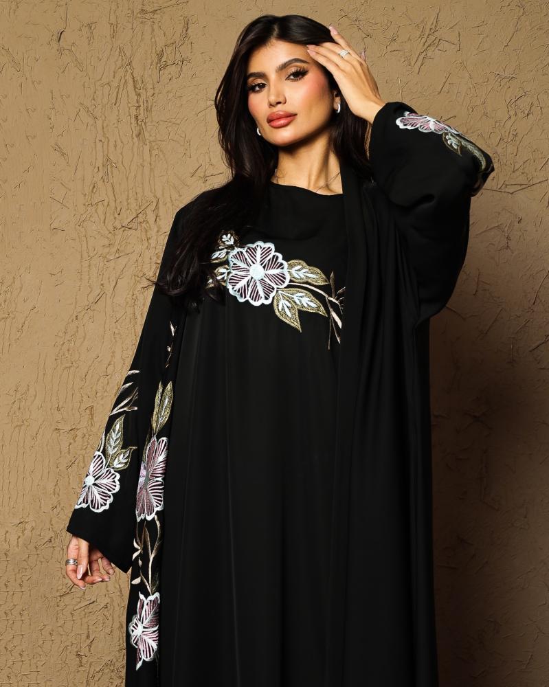 عبايه كريب ناعم مطرزه شامل فستان و طرحه بنفس التطريز