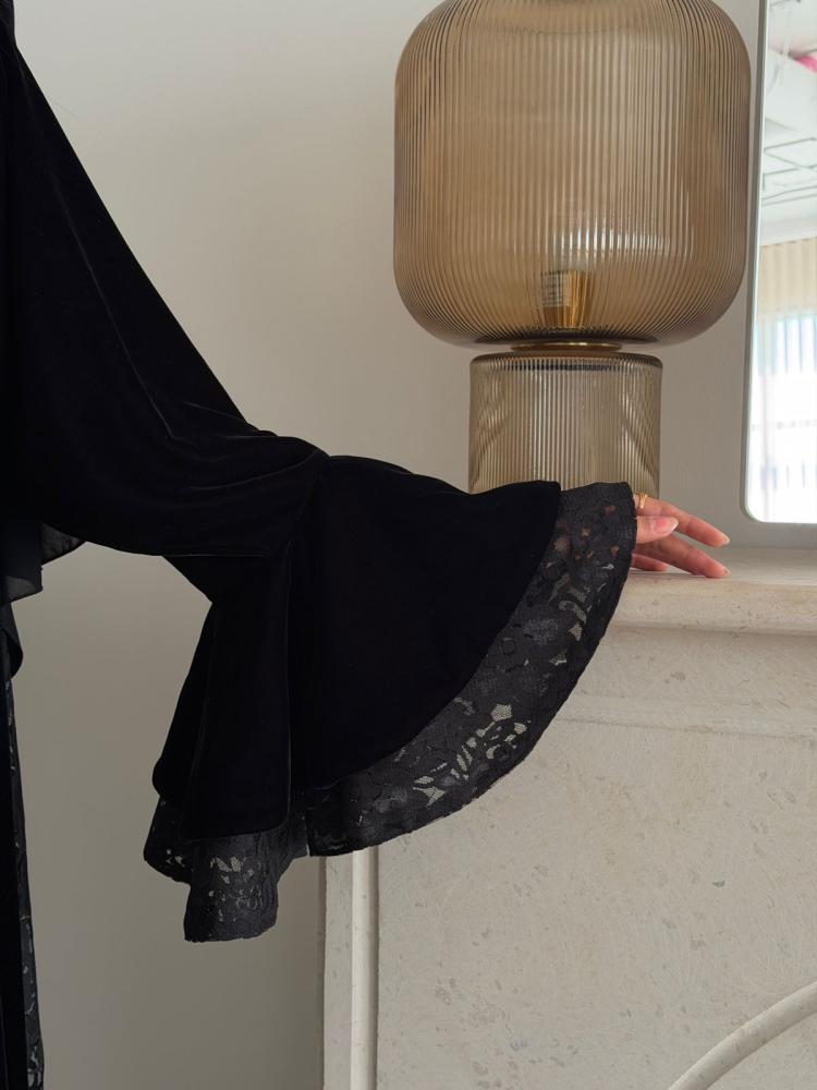 عبايه مخمل و دانتيل كلوش بكم ورده و اطراف دانتيل