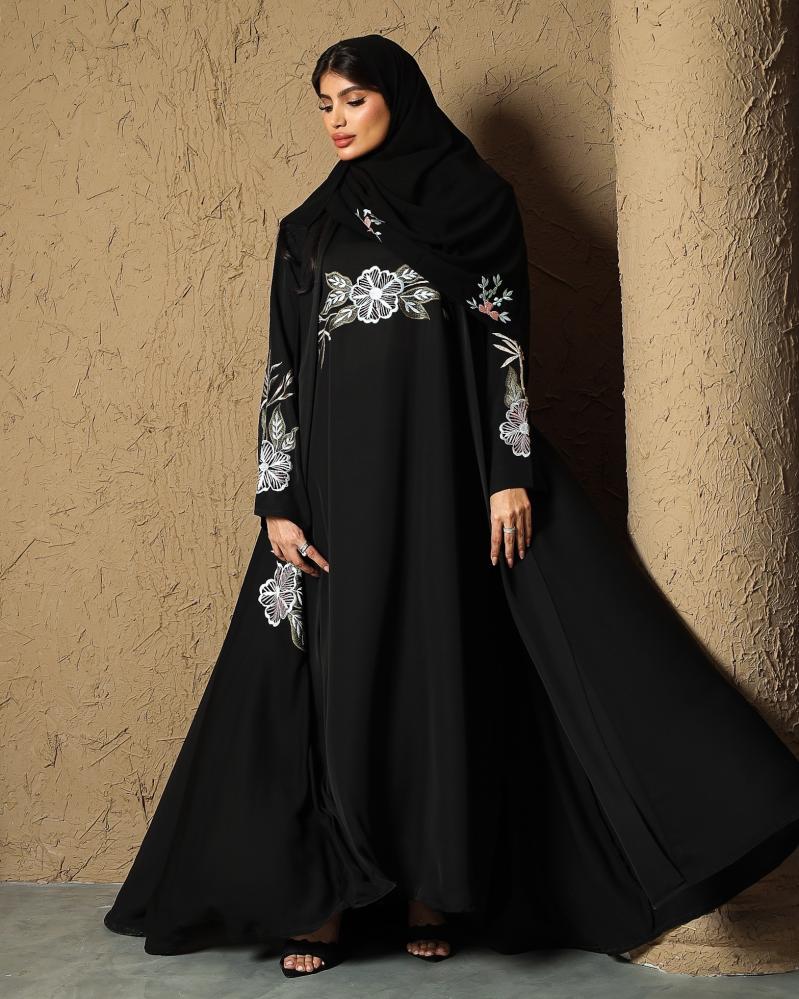 عبايه كريب ناعم مطرزه شامل فستان و طرحه بنفس التطريز