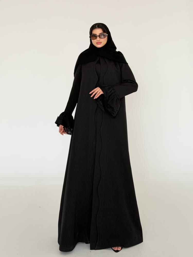 بليزر اسود باكمام انثويه و اطراف دانتيل