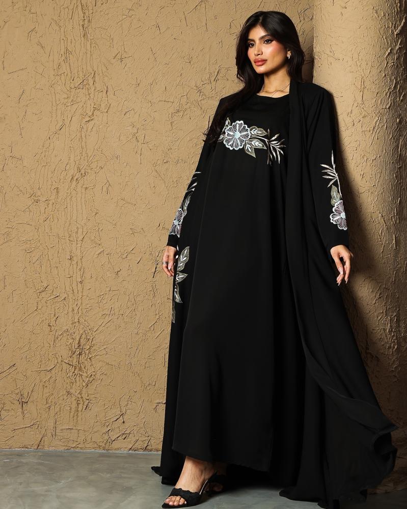 عبايه كريب ناعم مطرزه شامل فستان و طرحه بنفس التطريز