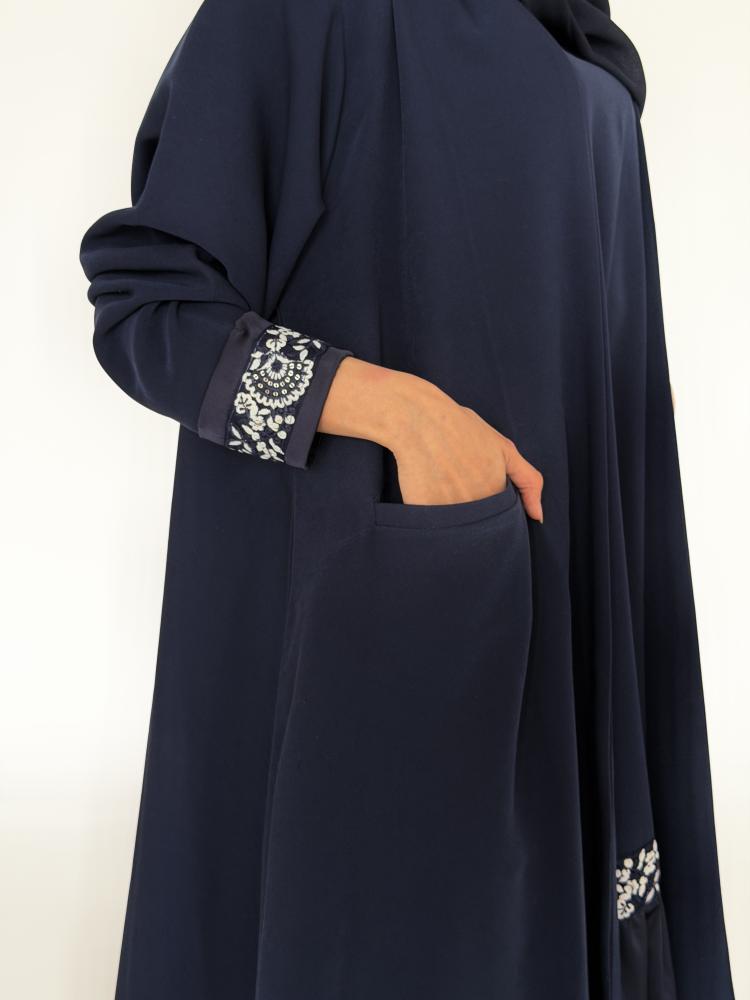 عباية و فستان باللون الكحلي  الفاخر بخامه صيفيه و لمسة انثويه