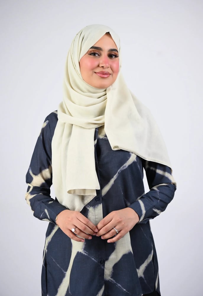 قميص لنن كحلي بنقشة تجريدية